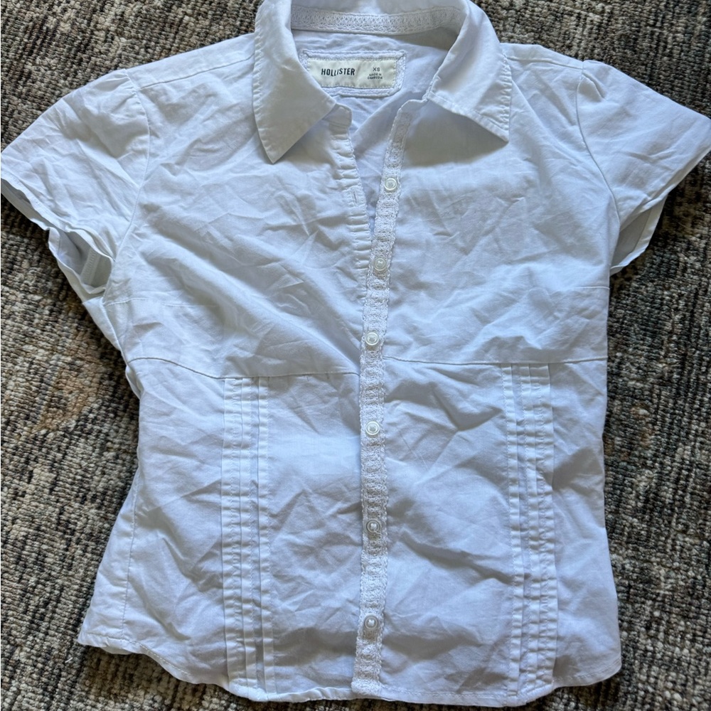 Hollister White Short Sleeve Button-Front Blouse with Pintuck Details